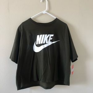 green nike crop top